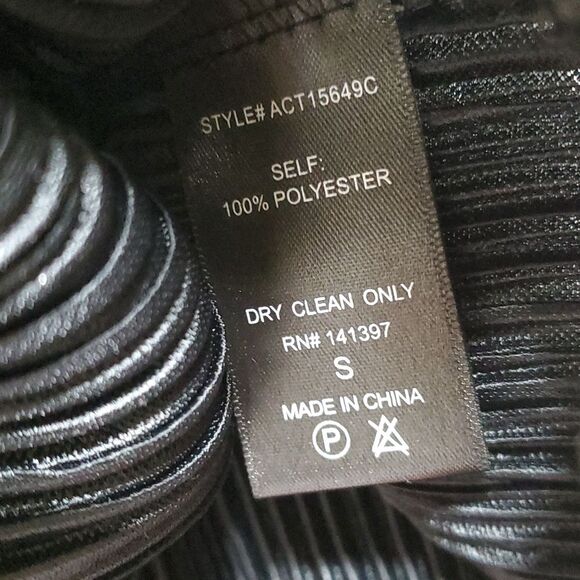 ASTR The Label Primadonna Surplice Shiny Black Crop Blouse - Picture 4 of 7